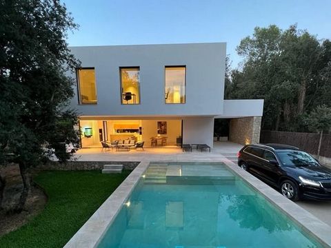 Glorious rental opportunity in Crestatx, Mallorca. Brand new villa over 3 floors in a peaceful location a short walk from International School. 4 bedrooms, 3 bathrooms, swimming pool, great access to Pollensa and great beaches. Great rental opportuni...