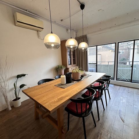 This 40 square meter studio is in the second floor. It’s in a quiet neighborhood. A 15 min away from Koenji station, where you are a 10min train ride away from central Shinjuku.