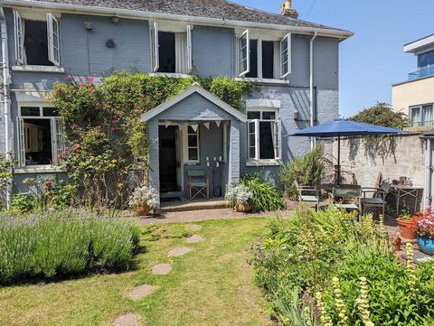 Cosy Cottage 10 seconds walk to Cowes Beach with a traditional English Country Cottage Garden with a Sea View 1 VERY BIG Master Double Bedroom with KING-SIZE Bed (with its own sink & large mirror) 1 Dining Room with big dining table 1 brand new (comp...