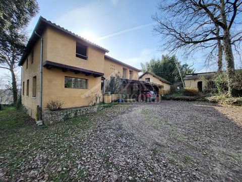 WORK TO BE PROVIDED Family home of 218 m2, outbuilding 180 m² to renovate with swimming pool on 2 hect. Situated at the end of a cul-de-sac. Nearby shops. The house comprises ground floor: entrance / storeroom, utility room, separate kitchen, lounge ...