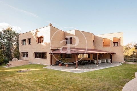 Maison de 1200 m2 avec terrasse dans la région de Monte Alina, Pozuelo.La propriété dispose de 7 chambres, 7 salles de bain, piscine, salle de sport, 6 places de parking, climatisation, armoires intégrées, buanderie, jardin, chauffage et salle de sto...
