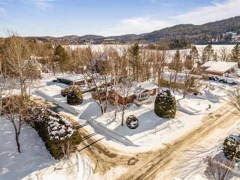This intergenerational home in Sainte-Agathe-des-Monts, with bachelor, offers an idyllic setting on the Nantel peninsula, with three accesses to Lac des Sables. With three main bedrooms and two in the bachelor, it's perfectly located near downtown an...