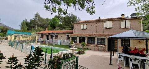 Near clermont l hérault 34800 - Former restaurant and reception area with a living area of about 300m2 on a plot of land in the countryside of 2500m2. Price 399000 eur agency fees included charge seller. Main house of 140m2 with a large living room, ...