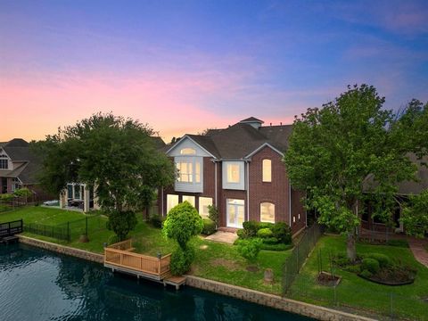 GRAND OPENING! OPEN HOUSE SAT APRIL 13TH & SUN APRIL 14TH FROM 12:00PM-4:00PM! Welcome to your sanctuary at 5211 Weatherstone Circle, within the Avalon community and zoned to Fort Bend ISD. This waterfront haven boasts 4 bedrooms, 3 full baths, 1 hal...