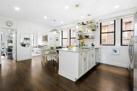 Gorgeous, renovated duplex in a modern, boutique condo building on one of the prettiest Park Slope blocks. This home offers tremendous light throughout with its 3 exposures. Used as a 2 bedroom, plus a well-designed home office. It also has exclusive...