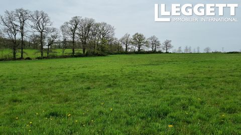 A28479SSI16 - Opportunity to buy a beautiful parcel of land. At a fraction under 2 hectares (5 acres), this plot has planning permission for 2 houses. Water and electricity are available and a drainage report have been completed. This is a wonderful ...
