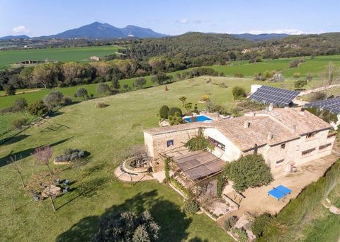 Farmhouse with lots of light of 529 m2 and 3.48 hectares of land, part garden and an area for cultivation, 35 minutes from the beach. The farmhouse is distributed over two floors. On the ground floor is the hall with 2 very large living rooms, kitche...