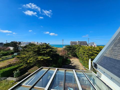 Batz-sur-Mer- A 50 mètres de la plage avec accès direct par petit chemin, maison familiale d'environ 180 m2 habitables sur trois niveaux comprenant de plain-pied : une entrée, une grande pièce de vie avec cheminée, une cuisine indépendante prolongée ...