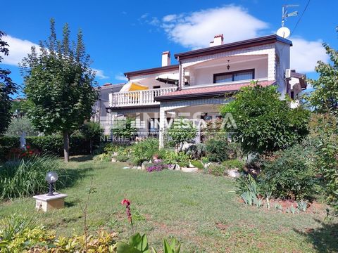 A family house for sale in Poreč with an area of 384 m2 built on a plot of 784 m2. The house has a total of 5 residential units - two apartments with two bedrooms and two apartments with one bedroom and a spacious central apartment on the first floor...