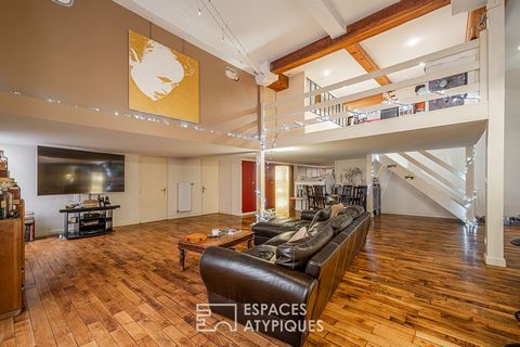 In Lyon 1st, a stone's throw from the Martinière sector, this 142m2 apartment is located on the 2nd floor with elevator of a former convent. The entrance gives access to the large living room where the living room, living room and open kitchen are si...