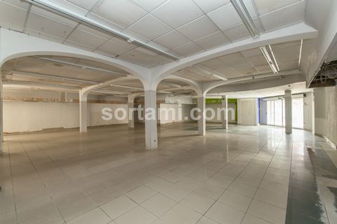 Commercial space in a phenomenal location, ideal for a large shop or supermarket, restaurant or co-working offices. Located in an area with a lot of potential, with huge affluence by pedestrian and road passage, providing exceptional visibility. It a...