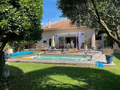 Exclusive! Close to the city center, 1930s house, approximately 91 m², 4 rooms, 2 bedrooms, 6 x 3 m swimming pool on a plot of approximately 700 m². Past the entrance hall, a beautiful living space with lounge/dining room and open kitchen, utility ro...