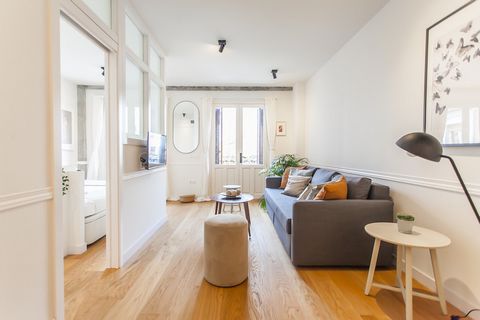Welcome to the heart of Madrid! This magnificent apartment offers a unique experience in the center of the city. Recently soundproofed and decorated to the last detail, this space is bright, comfortable, and exudes unparalleled charm. Located just st...