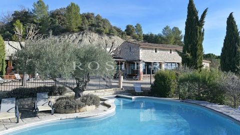 Close to a small hamlet a few kilometres from Gordes, this charming stone house offers uninterrupted views over the valley and the Luberon. Access to this pleasure property is via an electric gate opening onto a large square around a stone fountain a...