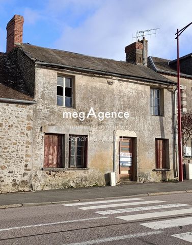 Village of La LACELLE, 5 MINUTES from Pré en Pail (53). Sandrine MURATI offers you this semi-detached town house of 90 m2 on one side on two possible levels TO BE COMPLETELY RENOVATED, with garden. Renovation estimated at €90,000 for the structural w...