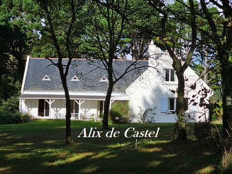 GUERANDE (44350) Coteau de Guérande, proche du centre ville et des commerces au milieu d' un parc boisé , cette maison se compose d' une pièce de vie exposée sud et ouest de 70m² of which 3.60 % fees incl. VAT at the buyer's expense.