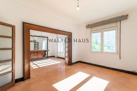 Large apartment for sale located next to Francesc Macià Square. It consists of a constructed area according to cadastre of 214 m², of which 36 m² are common elements. It is located on a real third floor so it has a lot of natural light, in addition t...