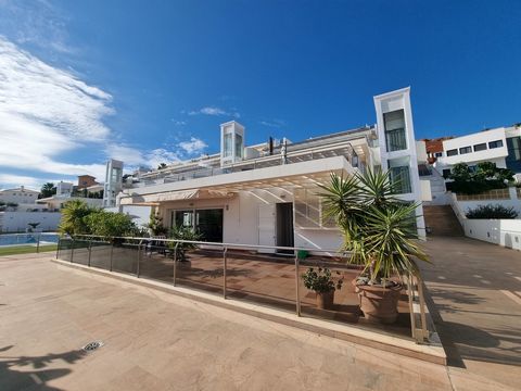 Esta es una oportunidad única de adquirir un apartamento de cuatro dormitorios y dos baños en Altos del Golf en Mojácar. La propiedad cuenta con dos plazas de aparcamiento y también un trastero, que es ideal para almacenaje. La comunidad de Altos del...