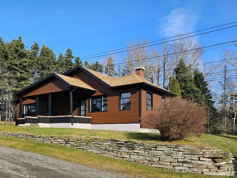 Charmantes modernes Landhaus nur 5 Minuten von der Stadt entfernt und bietet eine intime und bewaldete Atmosphäre. Dieses Haus mit 2 Schlafzimmern wird Sie mit seinem modernen Design und seinen gepflegten Oberflächen verführen. Genießen Sie eine mode...