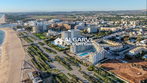 Espetacular apartamento T2 excelentemente localizado entre Vilamoura e Quarteira. Empreendimento com receção, jardim e piscina. Na primeira linha de mar e com uma fantástica vista sobre a praia. A poucos minutos a pé da marina de Vilamoura e de todas...