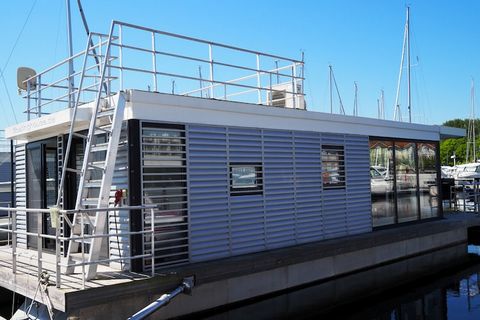 Disfrute de sus vacaciones en una casa flotante con toda la familia o relájese con buenos amigos, lejos del estrés y la vida cotidiana. Esta acogedora casa flotante (no se requiere licencia) es una casa de vacaciones flotante y tiene su amarre fijo y...