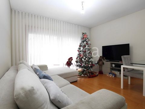 Penthouse mit 2 Schlafzimmern und 75 m2 Terrasse im Zentrum von V. N. de Famalicão! Penthouse-Wohnung mit 2 Schlafzimmern im obersten Stockwerk eines Gebäudes im Zentrum von Vila Nova de Famalicão. Wohnung in sehr gutem Zustand, mit hochwertiger Auss...