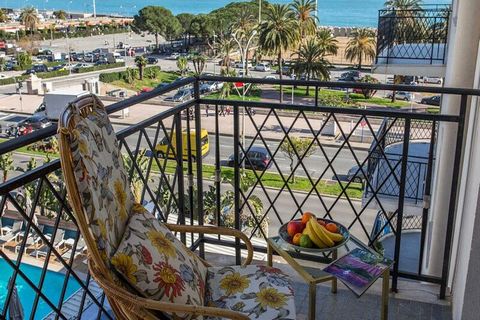 Ce charmant appartement climatisé de 3 pièces est situé dans une résidence calme de style villa individuelle, offrant une atmosphère sereine entourée de verdure. La résidence dispose d'une belle piscine et d'un chemin, le chemin 