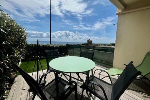 This beautiful 2-room apartment for 2 people of approximately 35m² will seduce you with its private garden and its breathtaking view of Belle-Ile-En-Mer. It is located on the ground floor of a quiet residence a stone's throw from the wild coast. It c...