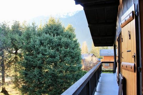 Chalet im Dorf Praz. Array Das Chalet besteht aus: 5 Schlafzimmern, in denen sich 4 Doppelbetten und 1 Einzelbett befinden. Ein Babybett ist ebenfalls verfügbar. Es gibt eine „Master-Suite“ mit 1 Badezimmer. Der Rest des Chalets verfügt über 1 Duschb...