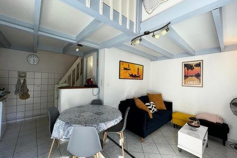 Deze patiovilla omvat: - een woonkamer met slaapbank - een ingerichte en uitgeruste keuken - een slaapkamer met 1 tweepersoonsbed 140 cm (boven) - slaapkamer 2 op de tussenverdieping met tweepersoonsbed van 140 cm - een badkamer + toilet Toegang tot ...