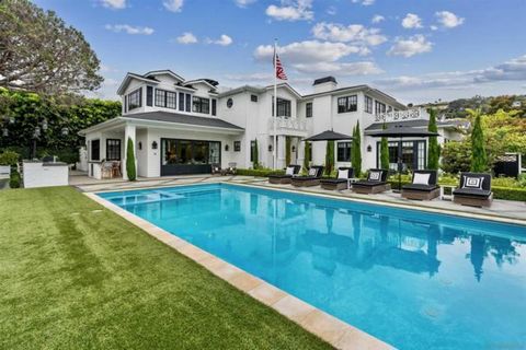 Willkommen in Ihrer Oase im Hamptons-Stil im Herzen von La Jolla Shores! Diese weitläufige 5.250 m² große Residenz befindet sich auf einem fast einen Viertelmorgen großen Grundstück und bietet fünf luxuriöse Schlafzimmer, fünf Badezimmer und drei ele...