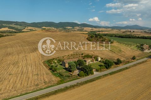 Prächtiges Anwesen in Valdorcia (Pienza) Beschreibung Das Anwesen umfasst ein Hauptbauernhaus und ein Nebengebäude. Das Hauptbauernhaus, das jetzt als B&B genutzt wird, erstreckt sich über zwei Etagen und setzt sich wie folgt zusammen: Im Erdgeschoss...