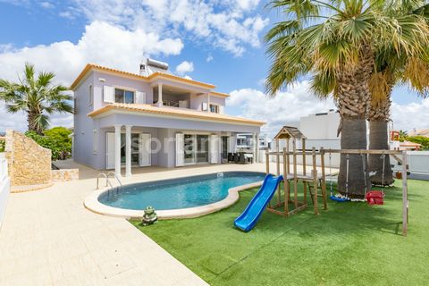 Magnífica villa de 3+1 dormitorios con piscina privada y fabulosa ubicación en una zona privilegiada de Albufeira. Con una excelente orientación sur, esta fantástica villa se encuentra en una zona premium muy tranquila y céntrica de Albufeira, cerca ...