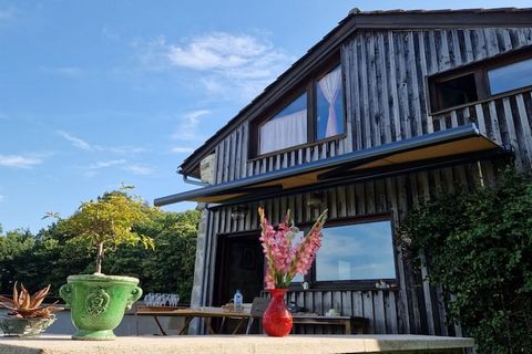 Dit vrijstaande authentieke huis in de Auvergne beschikt over een bubbelbad en sauna. De woning heeft 2 slaapkamers en is ideaal voor een gezin. Ook een huisdier is welkom. Het huis ligt op 800 m van de boerderij van Juillac, met 2 vakantiehuizen met...