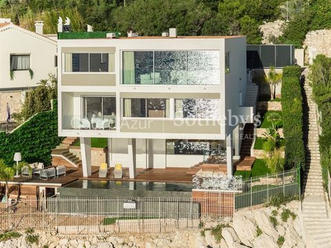 Cap de Nice: In der ersten Reihe dieser einzigartigen Gegend gelegen, mit einem atemberaubenden Panoramablick, wurde diese außergewöhnliche zeitgenössische Villa mit direktem Zugang zum Wasser kürzlich renoviert. Das Anwesen erstreckt sich über 247 m...