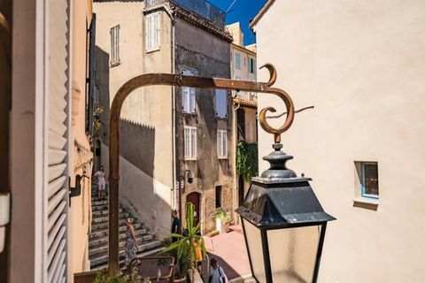 Ce charmant appartement, niché au cœur de la vieille ville historique du Suquet à Cannes, offre un mélange parfait de confort moderne et d'élégance traditionnelle. À seulement 5 minutes à pied du Palais des Festivals, de la Croisette et des boutiques...