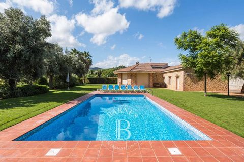 BARNES MARESME presenteert deze spectaculaire villa van 521m2 gebouwd op een verdieping en 1.912m² grond. Het is gepresenteerd in een rustiek ontwerp, met betegelde en houten vloeren en hoge plafonds. De villa is in zeer goede staat. Een van de meest...