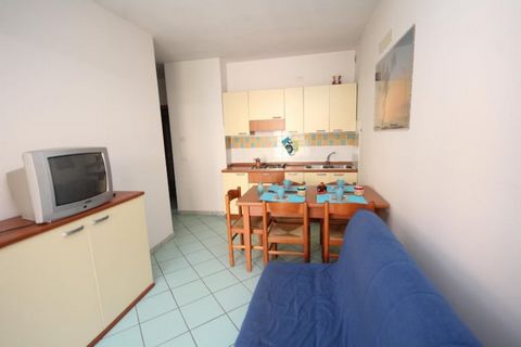 Deze zonovergoten flat vind je in een residentie met zwembad. De vakantiewoning bestaat uit een woonkamer met een slaapbank, slaapkamer met tweepersoonsbed, slaapkamer met een stapelbed en een eenpersoonsbed. Ook heb je een badkamer met douchecabine ...