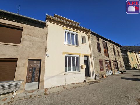 2 MINUTEN VAN AX Gelegen in het centrum van Savignac Les Ormeaux, ligt dit charmante halfvrijstaande dorpshuis aan twee kanten op het zuiden en beschikt het over een kleine binnenplaats aan de achterkant. Bestaande uit een woonkamer en keuken op de b...