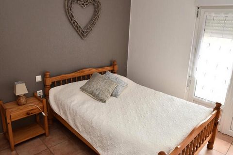 Gîte indipendente allestito nel frontone di un vecchio fienile, attiguo ad un altro gîte. Piano terra: soggiorno, cucina americana, 2 camere da letto di cui 1 accessibile ai disabili (1 letto matrimoniale), 1 camera (2 letti singoli), bagno (doccia/w...