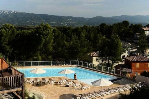 Beläget mellan Alpilles och Lubéron, i den magnifika domänen Pont-Royal-en-Provence (180 hektar), vetter residenset Les Coteaux de Pont Royal mot det fantastiska Massif du Lubéron. Du kommer att dra nytta av en exceptionell miljö för att njuta av din...