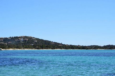 Wygodna, dwupoziomowa, klimatyzowana miniwilla, położona zaledwie 250 m od wspaniałej plaży St Cyprien, w cichej, przyjaznej rodzinom rezydencji, jest idealnym miejscem na spokojne wakacje z rodziną lub przyjaciółmi. Plaża Saint Cyprien, położona zal...