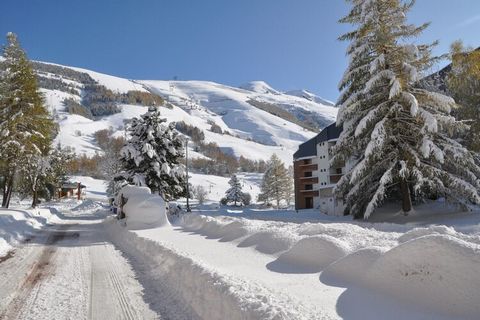 The studio in Les Deux Alpes has capacity for 4 persons. Accommodation of 33 m² comfortable and is very light, It has mountain. The property is located 50 m ski resort and it is located in a a family-friendly zone and in a mountainous area. The accom...