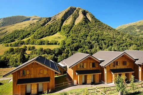 Verteilt auf 20 Chalets mit jeweils 2 oder 4 Apartments empfängt Sie die Odalys Residence Les Chalets de l'Arvan II*** am Eingang des kleinen savoyischen Dorfes Saint Sorlin d'Arves. 600 m vom Zentrum und 250 m von den Geschäften entfernt haben Sie m...