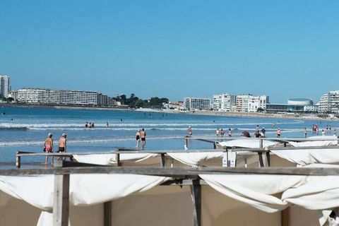 Posizione ideale per questo appartamento, di fronte alla spiaggia di Sables d'Olonne, potrete lasciarvi cullare dal rumore delle onde e prendervi il tempo per fare una pausa sulla sabbia fine o cimentarvi negli sport acquatici. A pochi passi dal cent...