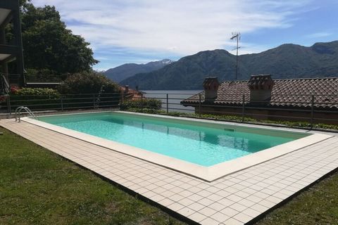 Die Wohnung ist Teil einer privaten Anlage und befindet sich in einem schönen Steinhaus mit Garten. Es gibt 2 in weiß gehaltene Schlafzimmer, davon eines mit Seeblick, einen weiß eingerichteten Wohnraum mit wunderbarem Seeblick, ein schickes Bad und ...