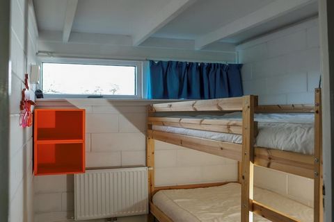 Wildrijk nr. 21 is een goed en gezellig ingerichte vakantiebungalow aan het begin van het park. De tuin op het zuiden biedt zeer veel privacy. De bungalow is geschikt voor 6 personen en beschikt over 3 slaapkamers. In de woonkamer staat een houtkache...