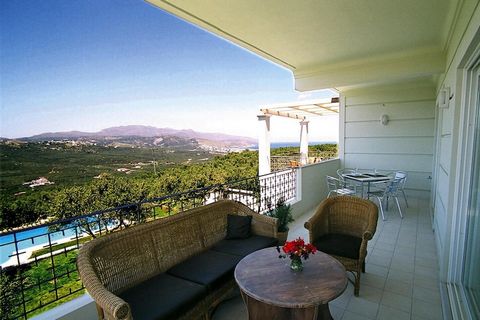 Geschmackvoll und modern eingerichtetes Appartements im Erdgeschoss nahe dem beliebten Hafenort Kolimbari mit herrlichem Blick auf das Meer, die Weißen Berge und die umliegenden Dörfer. Den Strand erreichen Sie in wenigen Autominuten. Auf dem großzüg...