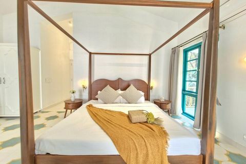 Ontdek uw perfecte vakantie in onze prachtige 3BHK-villa, genesteld in de serene schoonheid van Siolim, Goa. Deze verborgen parel biedt een voortreffelijke mix van comfort en rust, zodat u kunt ontspannen terwijl u geniet van de levendige lokale cult...