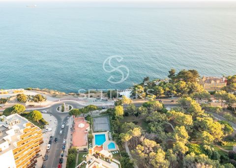 3-bedroom apartment with over 198 m² of construction area, located in a private condominium with a swimming pool, gardens, tennis court, and security, just a few metres from the sea. Comprising: Living room (56.7 m²), facing east, with two balconies ...